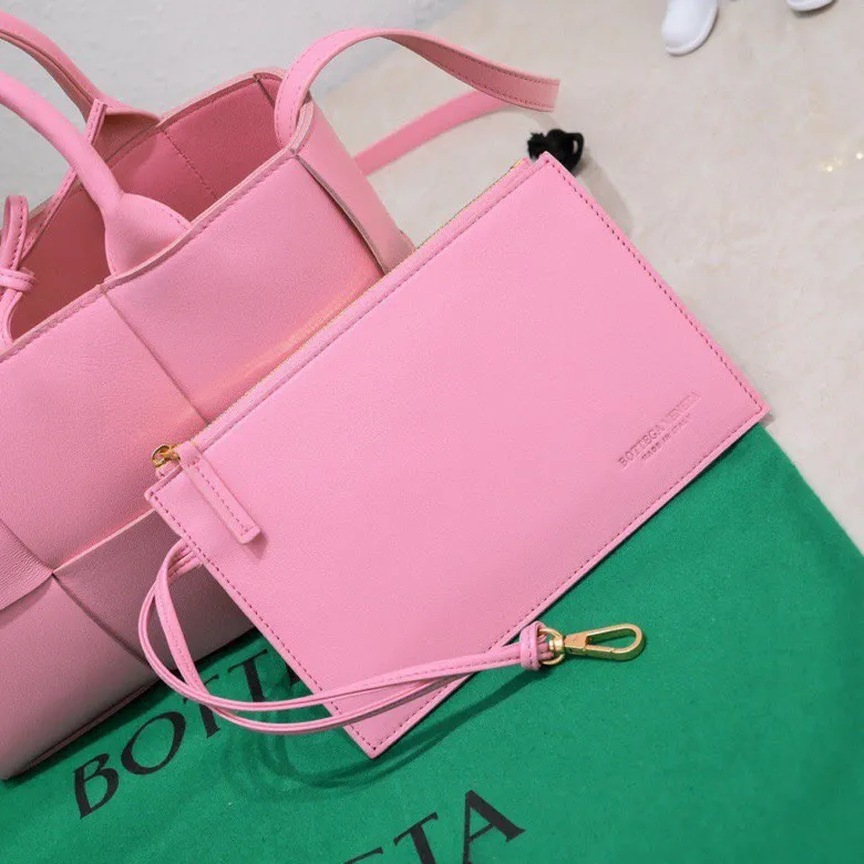 Batch 1500 🔥🔥🔥BV mini tote bag🟡🟡🟡Arco tote finally has a mini version this season. I love this size💯I have always been fond of tote bags because it has no complicated design, is simple and neat, and is easy to match with daily clothes🍒🍒Key point key point! It comes with a detachable shoulder strap, suitable for commuting and casual wear for any occasion👏👏Model number: 9894#, size: 25x16x8cm